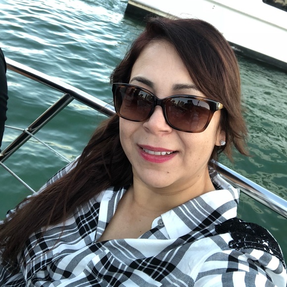 Meet your Posher, Claudia - Picture 1 of 1